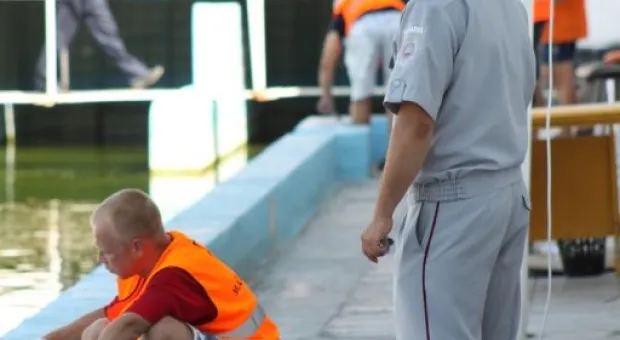 На водно-оздоровительном комплексе им. 200-летия Севастополя прошел субботник с участием условно осужденных