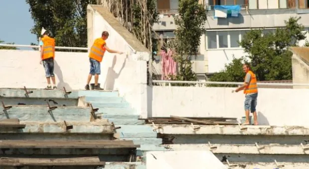 На водно-оздоровительном комплексе им. 200-летия Севастополя прошел субботник с участием условно осужденных