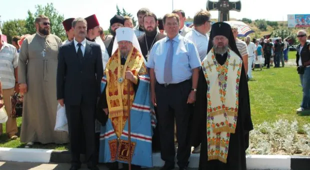 На Ялтинской дорожной развязке торжественно открыт и освящён Поклонный крест