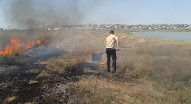 Под Севастополем, на пляже в Орловке загорелся камыш