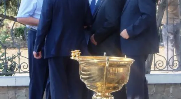 Председатель СГГА поздравил севастопольцев с тройным праздником, а журналисты его – с именинами.