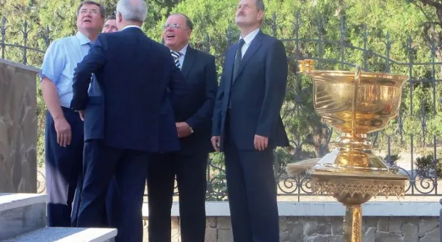 Председатель СГГА поздравил севастопольцев с тройным праздником, а журналисты его – с именинами.