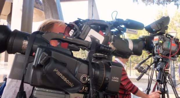 Председатель СГГА поздравил севастопольцев с тройным праздником, а журналисты его – с именинами.