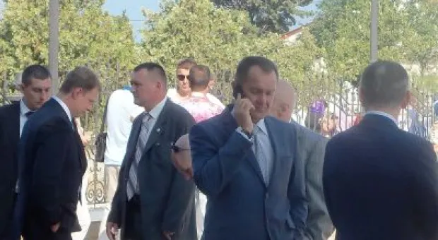 Председатель СГГА поздравил севастопольцев с тройным праздником, а журналисты его – с именинами.