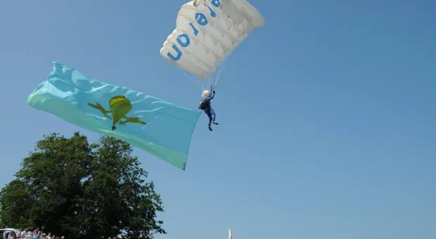 День ВДВ в Севастополе отметили прыжками с парашютом