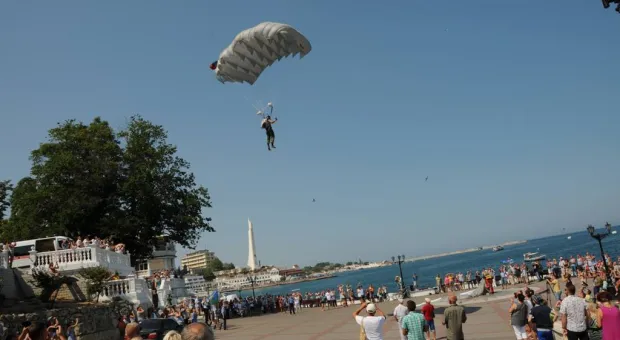 День ВДВ в Севастополе отметили прыжками с парашютом