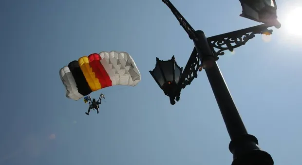 День ВДВ в Севастополе отметили прыжками с парашютом