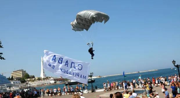 День ВДВ в Севастополе отметили прыжками с парашютом