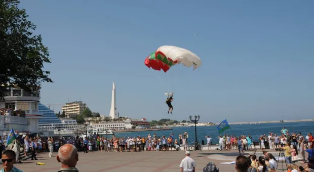 День ВДВ в Севастополе отметили прыжками с парашютом