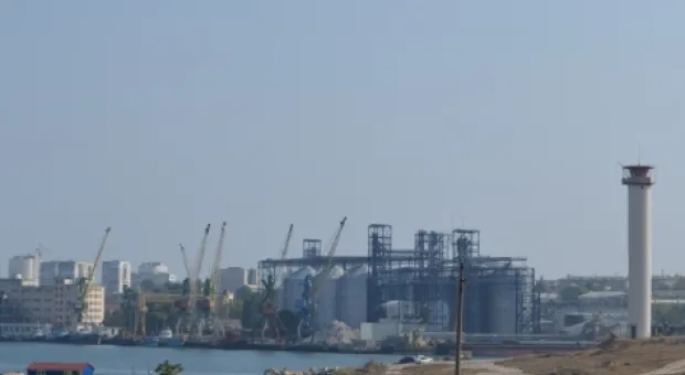 На зерновом терминале в Севастополе накренилась емкость с 5 тыс. тонн зерна