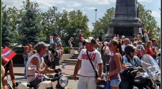 Русских мотоциклистов из Севастополя торжественно проводили в Волгоград. Как это было