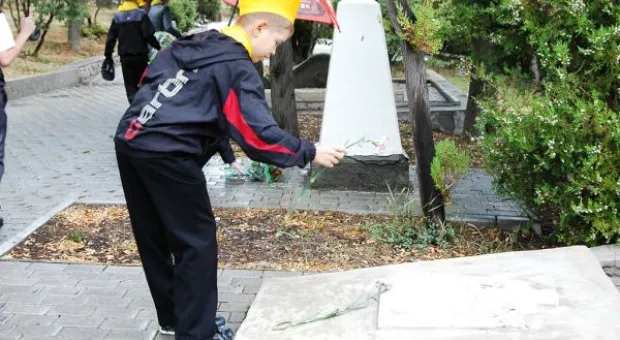 В Севастополе память героев Крымской войны почтили на Братском кладбище