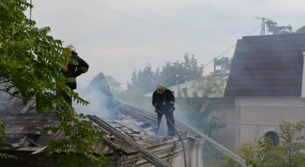 В центре Севастополя загорелся заброшенный дом. Бомжи оставили район без электричества