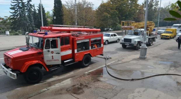 В центре Севастополя загорелся заброшенный дом. Бомжи оставили район без электричества