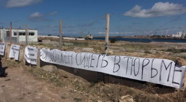Общественные экологи начали возле ворот Суэсты бессрочный пикет