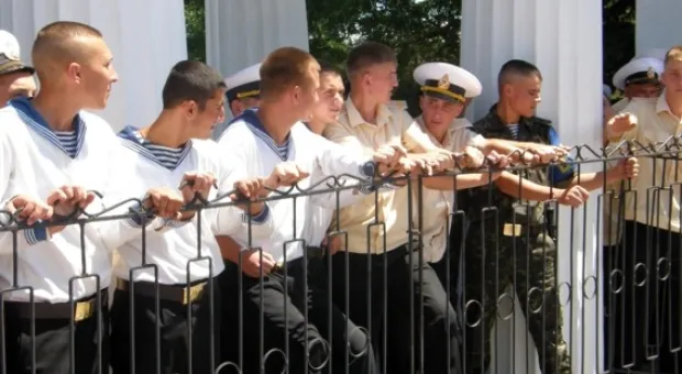 Утопление таблички 90-летнего украинского флота дубль №2. Результат тот же.