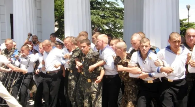Утопление таблички 90-летнего украинского флота дубль №2. Результат тот же.