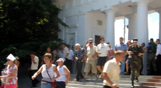 Утопление таблички 90-летнего украинского флота дубль №2. Результат тот же.