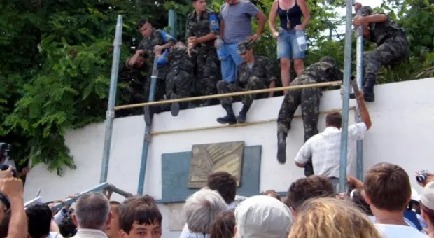 Утопление таблички 90-летнего украинского флота дубль №2. Результат тот же.