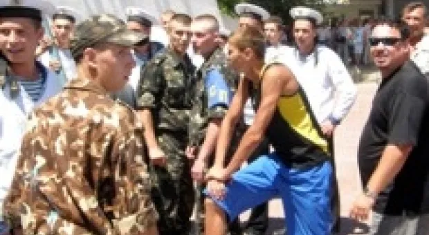 Утопление таблички 90-летнего украинского флота дубль №2. Результат тот же.