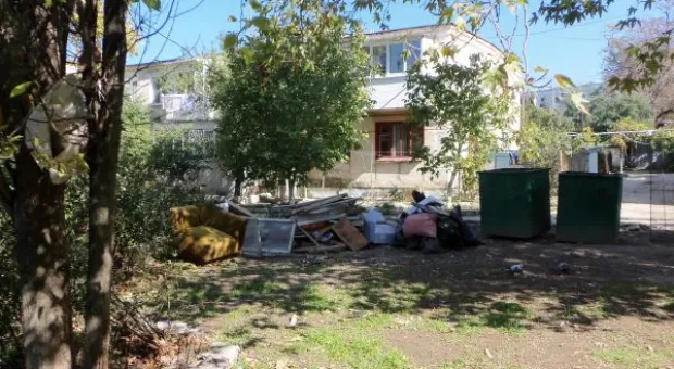 Компостная яма в жилом микрорайоне Севастополя – ноу-хау коммунальщиков?