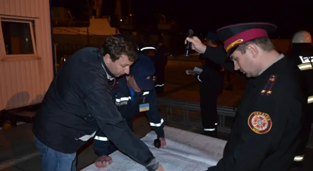 Российские моряки оказали помощь горящему парому в водах у Севастополя