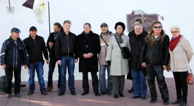 На Графской пристани в Севастополе об исходе русских войск из Крыма общественники вспомнили с цветами, стихами и речами