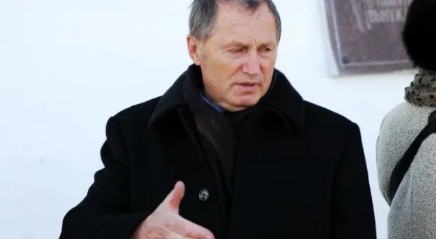На Графской пристани в Севастополе об исходе русских войск из Крыма общественники вспомнили с цветами, стихами и речами