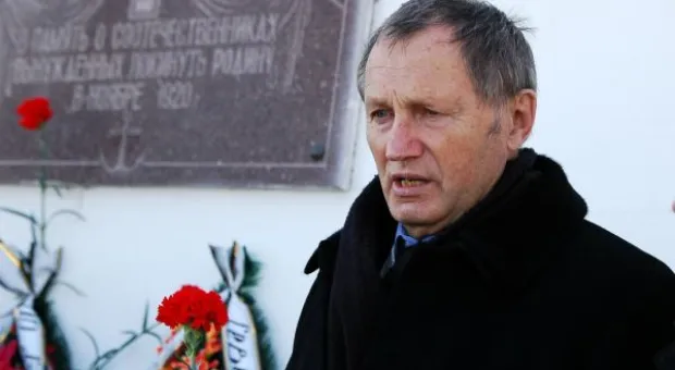 На Графской пристани в Севастополе об исходе русских войск из Крыма общественники вспомнили с цветами, стихами и речами
