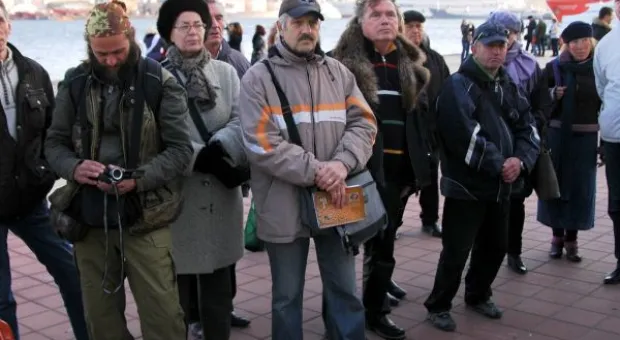 На Графской пристани в Севастополе об исходе русских войск из Крыма общественники вспомнили с цветами, стихами и речами