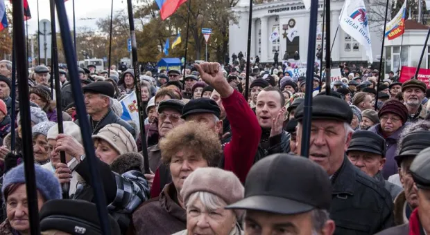 Более 1000 жителей города-героя на антиевропейском митинге в Севастополе потребовали от украинских властей присоединения к Таможенному союзу