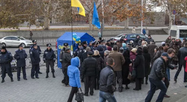 Более 1000 жителей города-героя на антиевропейском митинге в Севастополе потребовали от украинских властей присоединения к Таможенному союзу