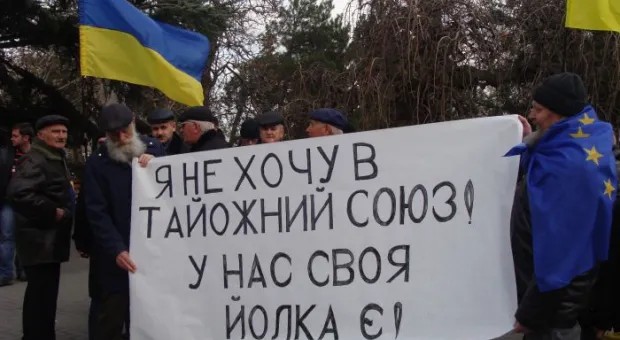 Митинг за поддержку «евромайдана» в Севастополе прошел под патриотические песни, призывающие объединиться с Россией