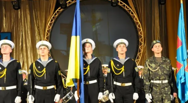 В Киеве все бурлит, а ВМСУ проводят торжественные мероприятия с праздничными фейерверками