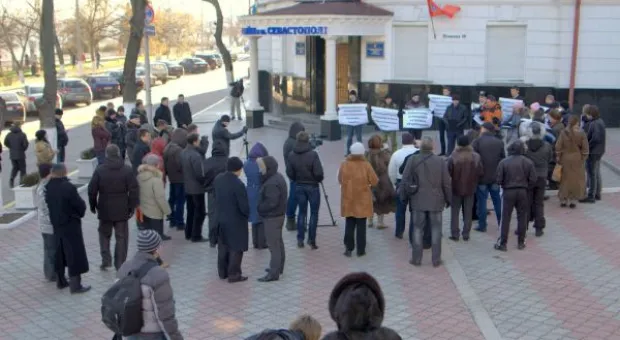 В Севастополе милиция митинговала у милиции против коррупции в милиции