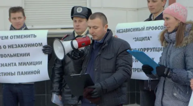 В Севастополе милиция митинговала у милиции против коррупции в милиции