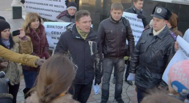 В Севастополе милиция митинговала у милиции против коррупции в милиции