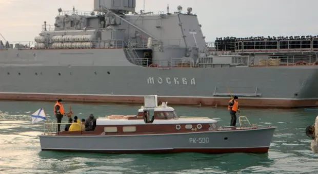 Экипаж ракетного крейсера Москва поздравили с праздником Андрея Первозванного