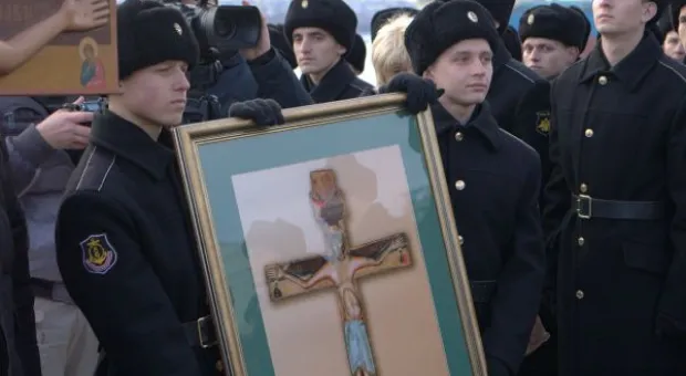 Экипаж ракетного крейсера Москва поздравили с праздником Андрея Первозванного
