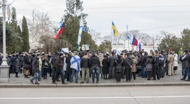 В Севастополе разные силы собирали для майдана шарфы, мелочь и вазелин. Хроника "сального" евромитинга