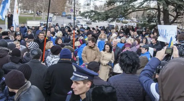 В Севастополе разные силы собирали для майдана шарфы, мелочь и вазелин. Хроника "сального" евромитинга
