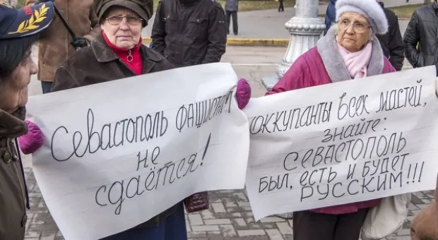 В Севастополе разные силы собирали для майдана шарфы, мелочь и вазелин. Хроника "сального" евромитинга