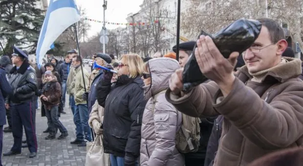 В Севастополе разные силы собирали для майдана шарфы, мелочь и вазелин. Хроника "сального" евромитинга