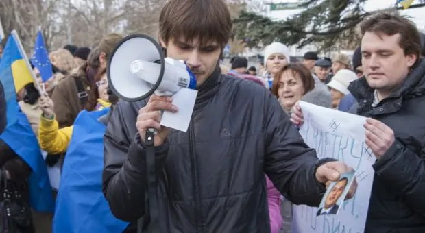 В Севастополе разные силы собирали для майдана шарфы, мелочь и вазелин. Хроника "сального" евромитинга