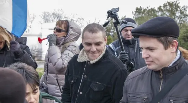 В Севастополе разные силы собирали для майдана шарфы, мелочь и вазелин. Хроника "сального" евромитинга