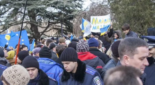 В Севастополе разные силы собирали для майдана шарфы, мелочь и вазелин. Хроника "сального" евромитинга