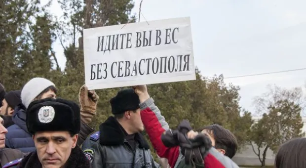 В Севастополе разные силы собирали для майдана шарфы, мелочь и вазелин. Хроника "сального" евромитинга