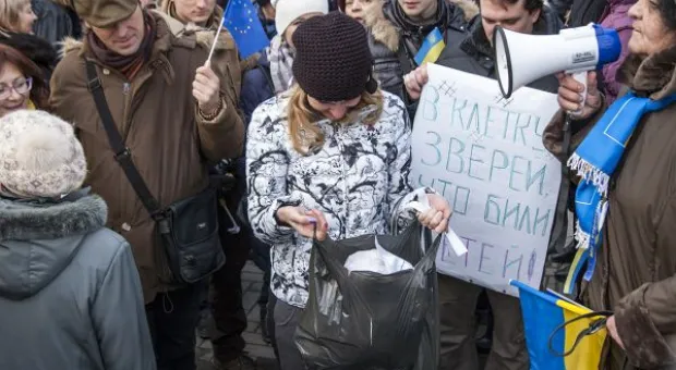 В Севастополе разные силы собирали для майдана шарфы, мелочь и вазелин. Хроника "сального" евромитинга