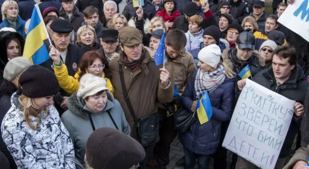 В Севастополе разные силы собирали для майдана шарфы, мелочь и вазелин. Хроника "сального" евромитинга