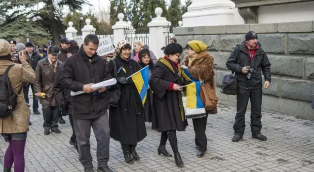 В Севастополе разные силы собирали для майдана шарфы, мелочь и вазелин. Хроника "сального" евромитинга